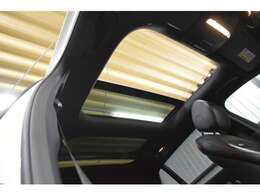 人気の高いオプション装備！！パノラマガラススライディングルーフ！！前席・後席共にガラスルーフとなり、開放的且つ明るい室内空間となります。