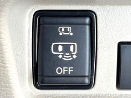 【ハンズフリー機能付きパワースライドドア】スライドドアの下に足先を入れてすぐ引くと、自動的にスライドドアが開閉します！荷物で両手がふさがった状態でも、ドアの開閉ができてとっても便利！