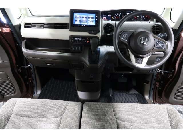 ドライバーを包み込むように、ディスプレーやスイッチ、コンソールを配置。座った瞬間から運転への期待が！空間そのものの心地よさにこだわっています。