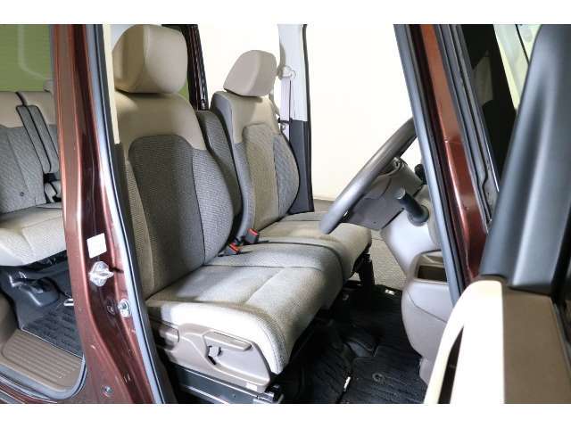 すわり心地の良い運転席・助手席です。長時間のドライブの疲れ軽減に貢献します。どうぞ快適なドライブを♪