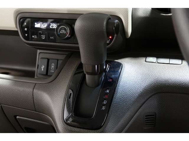 インパネシフトだから視線の移動も少なく足元もスッキリ♪運転席もゆったりしているのでゆとりを持ってドライブできますね！