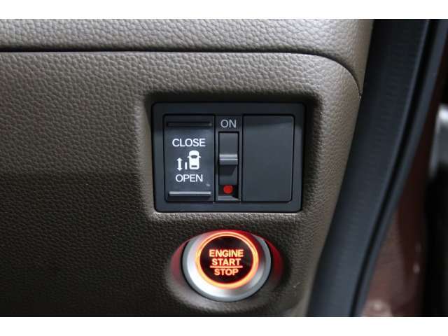 【左電動スライドドア】力を入れずにラクラクドア開閉♪左側電動スライドドア装備車両◎右側スライドドアは手動開閉です。狭い駐車場での乗り降りもラクラク♪挟み込み防止機構装備でお子様の乗り降りも安心◎