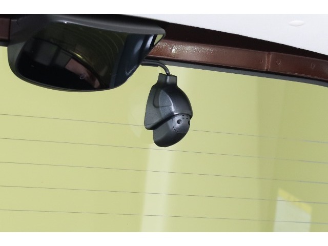 前後に『ドライブレコーダー』を装備♪動画を残すことで万が一の事態に遭遇した時の必須アイテムです！急ブレーキ・急ハンドルが起こった際、自動で記録が上書きされずに保存され、後でPC等で確認出来ます。