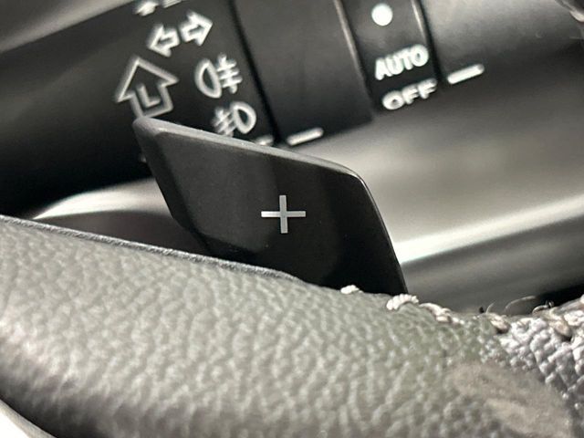 【パドルシフト】ハンドルから手を離さずに素早くシフトアップ＆ダウンができるので、エンジンブレーキを使う下り坂や高速道路の合流で加速したい場面で役立ちます。