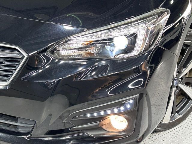 【LEDヘッドライト】悪天候や夜間走行時も良好な視界を確保し安心して運転できる高輝度LEDヘッドライトを装備！点灯速度が早く、消費電力も抑えられています。