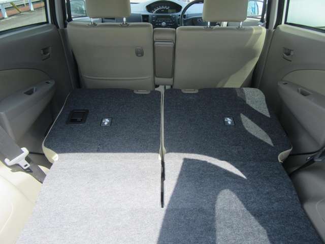 リアシートを倒せば荷室も広々使えます！