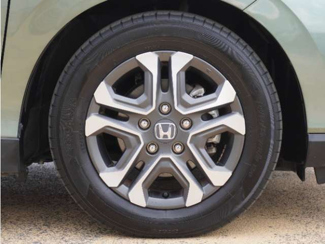 アルミホイール装着車です！これで足元まわりもおしゃれにきまります！