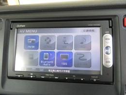 ナビゲーションはギャザズメモリーナビ（VXM-155VSi）を装着しております。AM、FM、CD、DVD再生、Bluetooth、ワンセグTVがご使用いただけます。