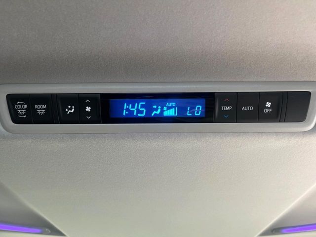 【リアオートエアコン】広い後部座席には必須の機能！風量や温度を自動で調整し前席と同様な車内環境にしてくれるリアオートエアコンを装備。夏の暑さも冬の寒さもストレスなく快適にお過ごしいただけます♪
