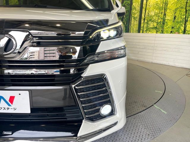 【LEDヘッドライト】悪天候や夜間走行時も良好な視界を確保し安心して運転できる高輝度LEDヘッドライトを装備！点灯速度が早く、消費電力も抑えられています。