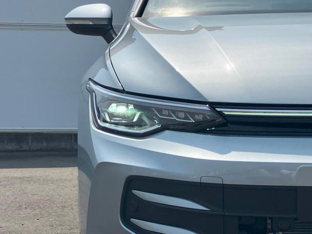先進のIQ.LIGHT搭載　22個のLEDライトが前方の道路状況を検知し広い照射エリアを確保。