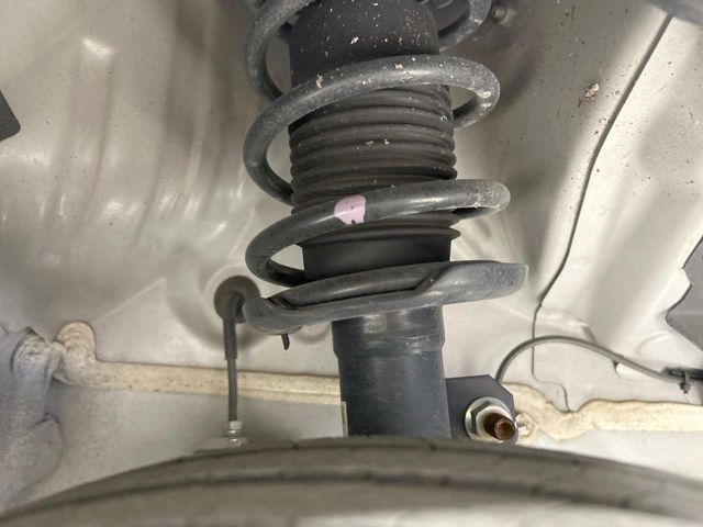 お車を安心してお乗りいただく為には、足回りの定期点検が欠かせません。サービスサポート（有償保証）では無料点検もご提供しており、安心のカーライフをお過ごしいただけるサポート体制が整っています。
