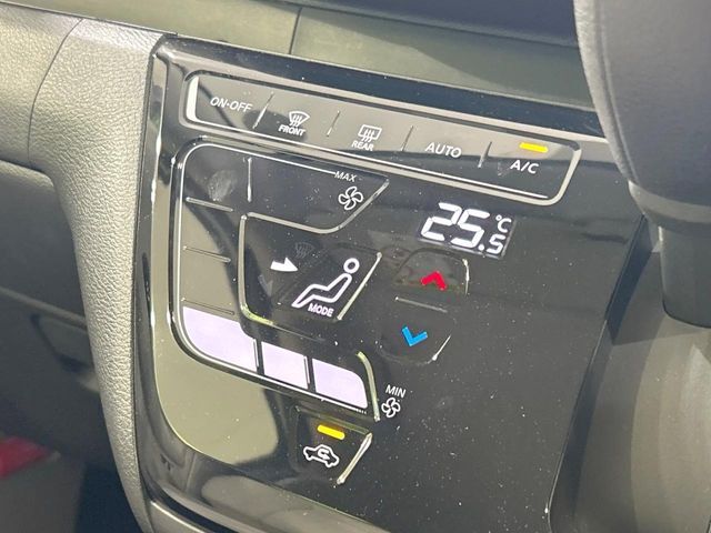 【オートエアコン】一度お好みの温度に設定すれば、車内の温度を検知し風量や温度を自動で調整。暑い…寒い…と何度もスイッチ操作をする必要はありません。快適な車内空間には必須の機能ですね♪
