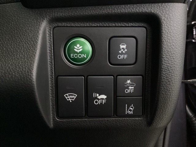Hondaセンシング用の、VSA（ABS＋TCS＋横滑り抑制）解除とレーンキープアシストシステムのメインスイッチなどはハンドルの右側に装備しています。燃費に役立つECONボタンもここです。