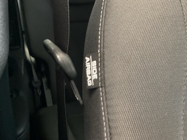 運転席・助手席シート内の窓側にはサイドエアバックを装備しています。横からの衝撃に備え、いざというときにエアバックが開き乗員を守ります。
