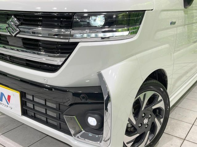 【LEDヘッドライト】悪天候や夜間走行時も良好な視界を確保し安心して運転できる高輝度LEDヘッドライトを装備！点灯速度が早く、消費電力も抑えられています。