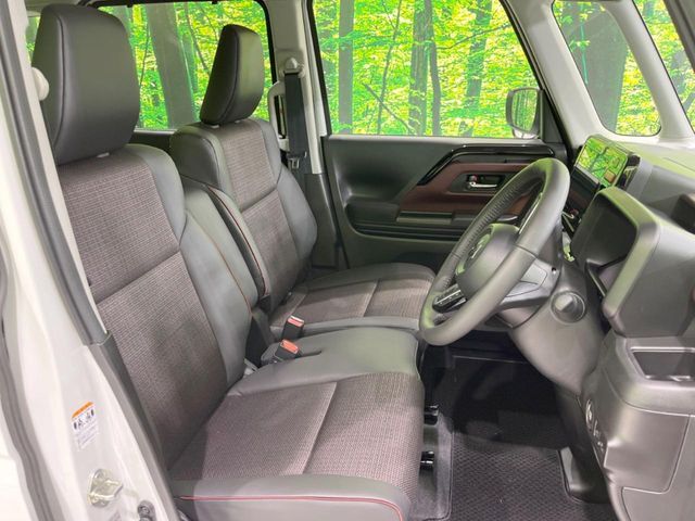 運転席まわりには十分なスペースがあり、大柄な方でもゆったり運転していただける環境です。