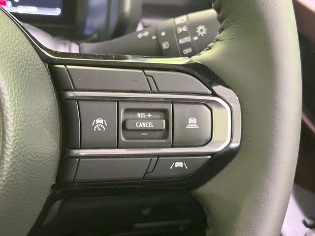 【アダプティブクルーズコントロール】高速道路での長距離走行が楽に！！自動で速度を保つクルーズコントロールが、衝突軽減システムと連携し、前方の車両を感知して車間を保つように速度調節してくれます！！
