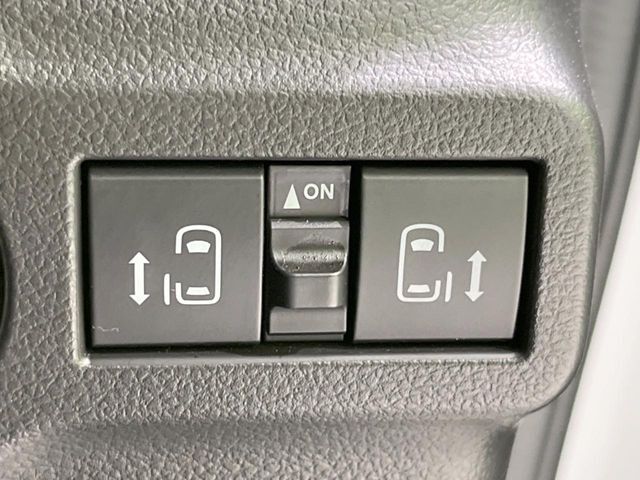 【両側パワースライドドア】スマートキーや運転席のスイッチで後席両側スライドドアの開閉が可能♪電動だから力を入れてドアを開ける必要が無く、小さなお子様でも簡単に開け閉めでき快適です♪