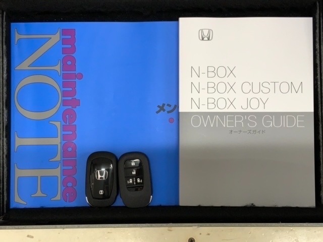 スマートキーは鍵をバッグに入れたままでもドアロックの開閉やエンジンのON・OFFができます。夜間や雨の日も鍵を探さなくて良いので便利です。