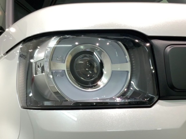 LEDヘッドライトは、点灯の瞬間から最大光量を発揮し、突然暗くなるトンネルなどでの安定感を高めます。