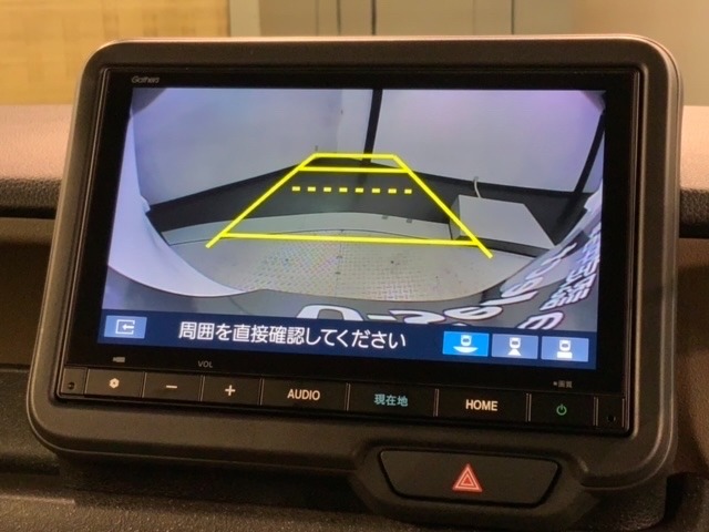 リバースギアに入れるだけで後方の表示へ切り替わります。夜間や雨の日の駐車も楽になりますよ。