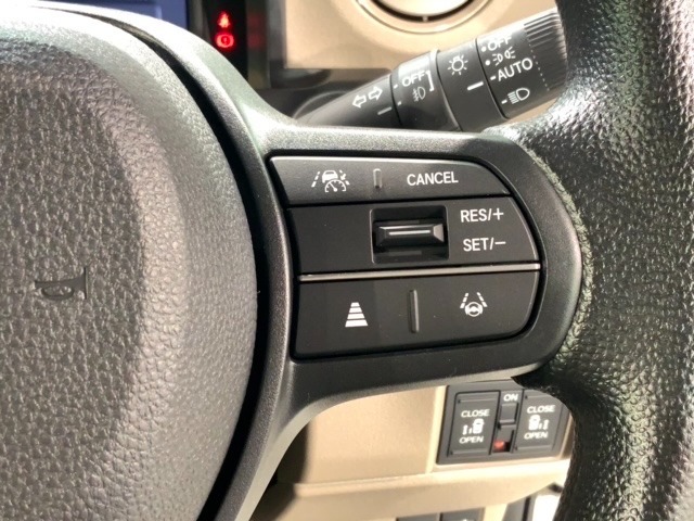 クルーズコントロールを装備しています。高速道路などで一定の速度で走ってくれるので運転が楽ですよ！速度を設定できますので、スピードの出しすぎにも注意できます。