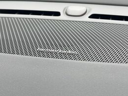 【harman　kardon】ハーマンカードンのHi-Fiスペシャリストと共に、モデル別に開発・設計された専用チューニングが臨場感溢れる音響空間を実現しています。