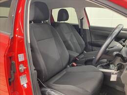 各種ブランドのシートカバーの取り扱いもございます。また、弊社オリジナルフロアマットもご用意しております。自慢の愛車をアレンジしてみてはいかがでしょうか。