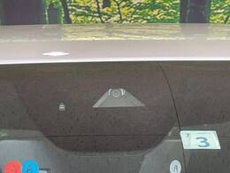 【スマートブレーキサポート】走行中に前方の車両等を認識し、衝突しそうな時は警報とブレーキで衝突回避と被害軽減をアシスト。より安全にドライブをお楽しみいただけます。