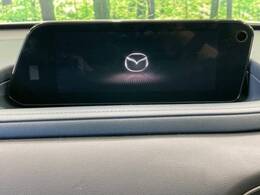 【8.8インチマツダコネクト】車内の雰囲気にマッチした大型のディスプレイ。スマホ接続でのナビ使用やBluetooth再生等、様々な機能が楽しめます。直感的なダイヤル操作が可能で、使い勝手も良好です。