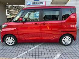 両側スライドで乗り降り便利！