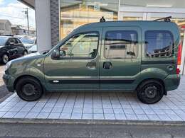 両側スライドドアで、乗降りや、お荷物の出し入れなどとても便利です。