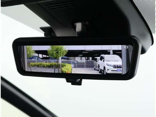 デジタルインナーミラー装備！車両後方のカメラの映像をデジタル補正で視認性を向上させてインナーミラー内に表示します♪視界を遮るものがなく、後席に同乗者がいても後方を確認しやすく安心です♪