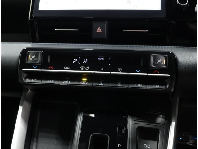 シートヒーター付：寒い日や夏の冷房中の冷えやすい肩・腰・脚部を暖めるシートヒーターが運転席・助手席に装備されています！Hi‐Loの切り替えも可能です♪