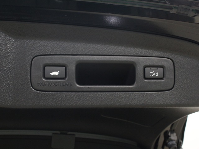 【パワーテールゲート】自動で開閉することができます！予約クローズボタンを押しておけば、荷物を降ろしてクルマから離れることで、テールゲートが自動で閉じます。