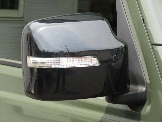 【ウィンカードアミラー】ななめ後方のオートバイなどからの自車の右左折を認知しやすくする.。第三者が視認しやすい特徴があり、デザイン性も向上！