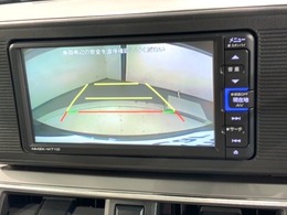 リバースギアに入れるだけで後方の表示へ切り替わります。夜間や雨の日の駐車も楽になりますよ。