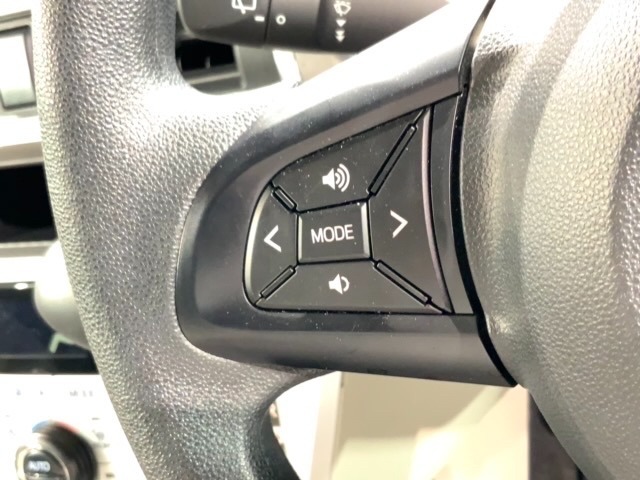 ステアリングにオーディオ操作スイッチが付いています。オーディオ画面に直接タッチしなくても操作が出来ますので、運転に集中できます。