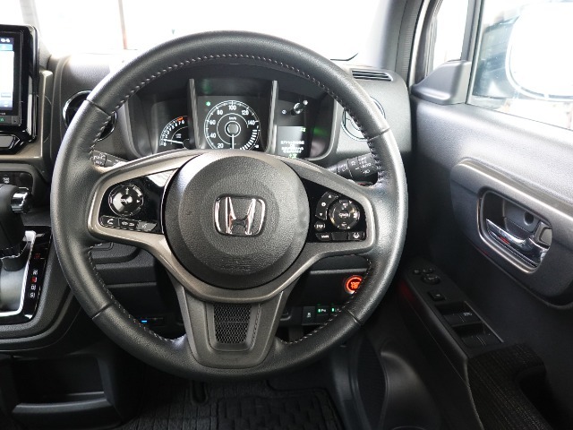 テレスコピック＆チルトステアリング前後/上下に位置を調節できるハンドルを、Hondaの軽自動車で初めて採用しました。