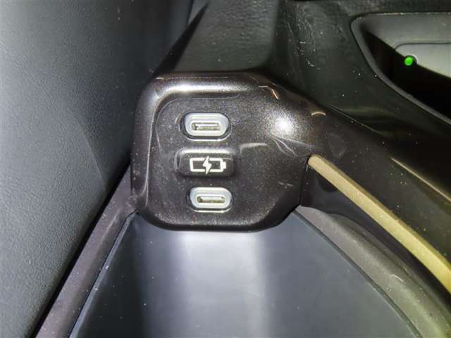 充電用USB端子を装備しております。