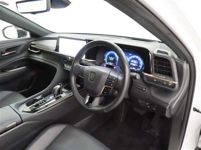 高級感のある美しいインテリアデザインの運転席です。
