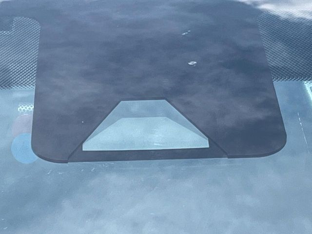 【プリクラッシュセーフティ】前方の車両等を検知し、衝突しそうな時は警報で注意を促し、ブレーキを踏む力をサポート。ブレーキを踏めなかった場合は衝突被害軽減ブレーキが作動、衝突回避をサポートします。