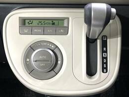 【オートエアコン】一度お好みの温度に設定すれば、車内の温度を検知し風量や温度を自動で調整。暑い…寒い…と何度もスイッチ操作をする必要はありません。快適な車内空間には必須の機能ですね♪