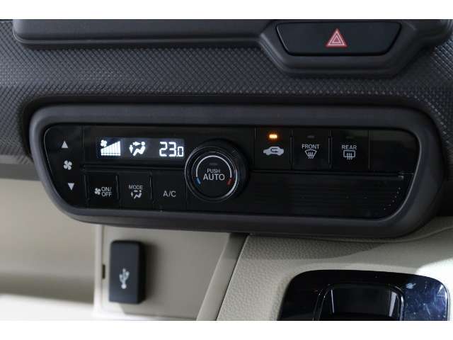 オートエアコン装備♪室内温度を設定すれば自動的に風量の調整をしてくれます♪車内をいつでも快適に保てます♪