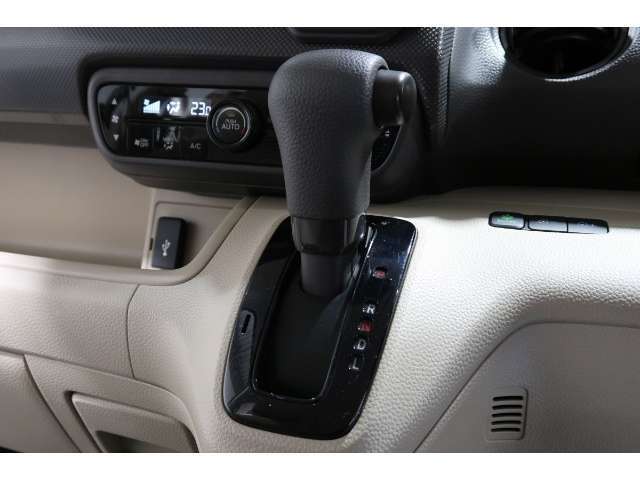 インパネシフトだから視線の移動も少なく足元もスッキリ♪運転席もゆったりしているのでゆとりを持ってドライブできますね！