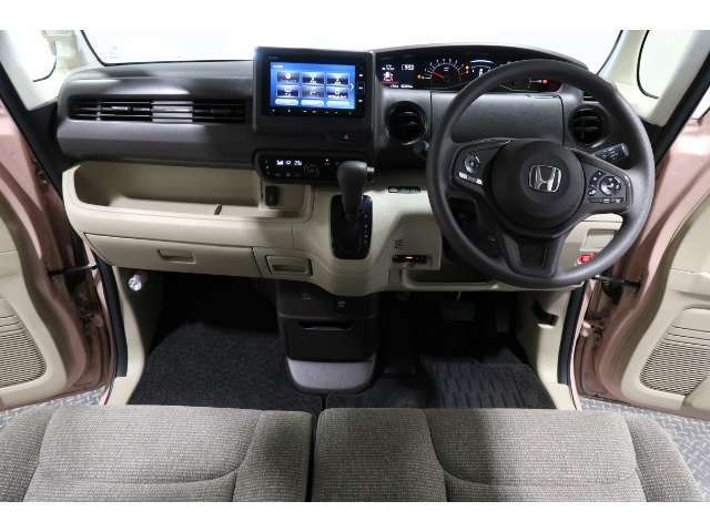 ドライバーを包み込むように、ディスプレーやスイッチ、コンソールを配置。座った瞬間から運転への期待が！空間そのものの心地よさにこだわっています。