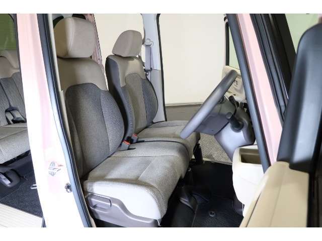 すわり心地の良い運転席・助手席です。長時間のドライブの疲れ軽減に貢献します。どうぞ快適なドライブを♪