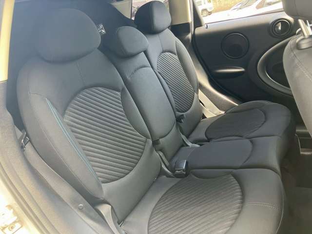 セカンドシートは大人二人が乗っても十分なスペースがしっかりと確保されております。
