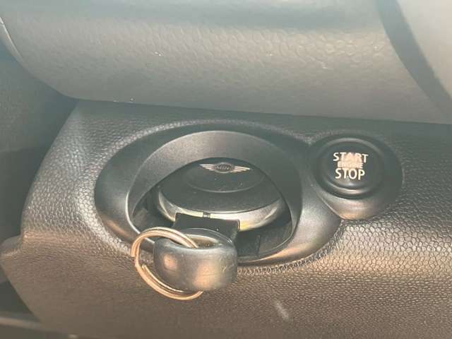 【プッシュスタート・スマートキー】装備です！鍵を鞄から出さずにエンジンスタート、鍵の開閉が可能です！